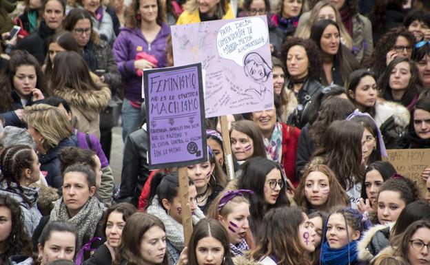 Imagen principal - Carteles y 'perfomance' contra la violencia machista en el centro de Segovia. 