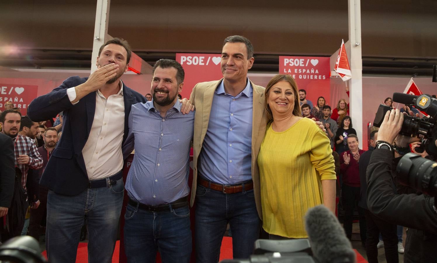En la Feria de Muestras, donde tuvo lugar el encuentro, el líder del PSOE reivindicó al PSOE «como el partido que une, frente la confrontación, la mentira y la crispación de Ciudadanos y PP»