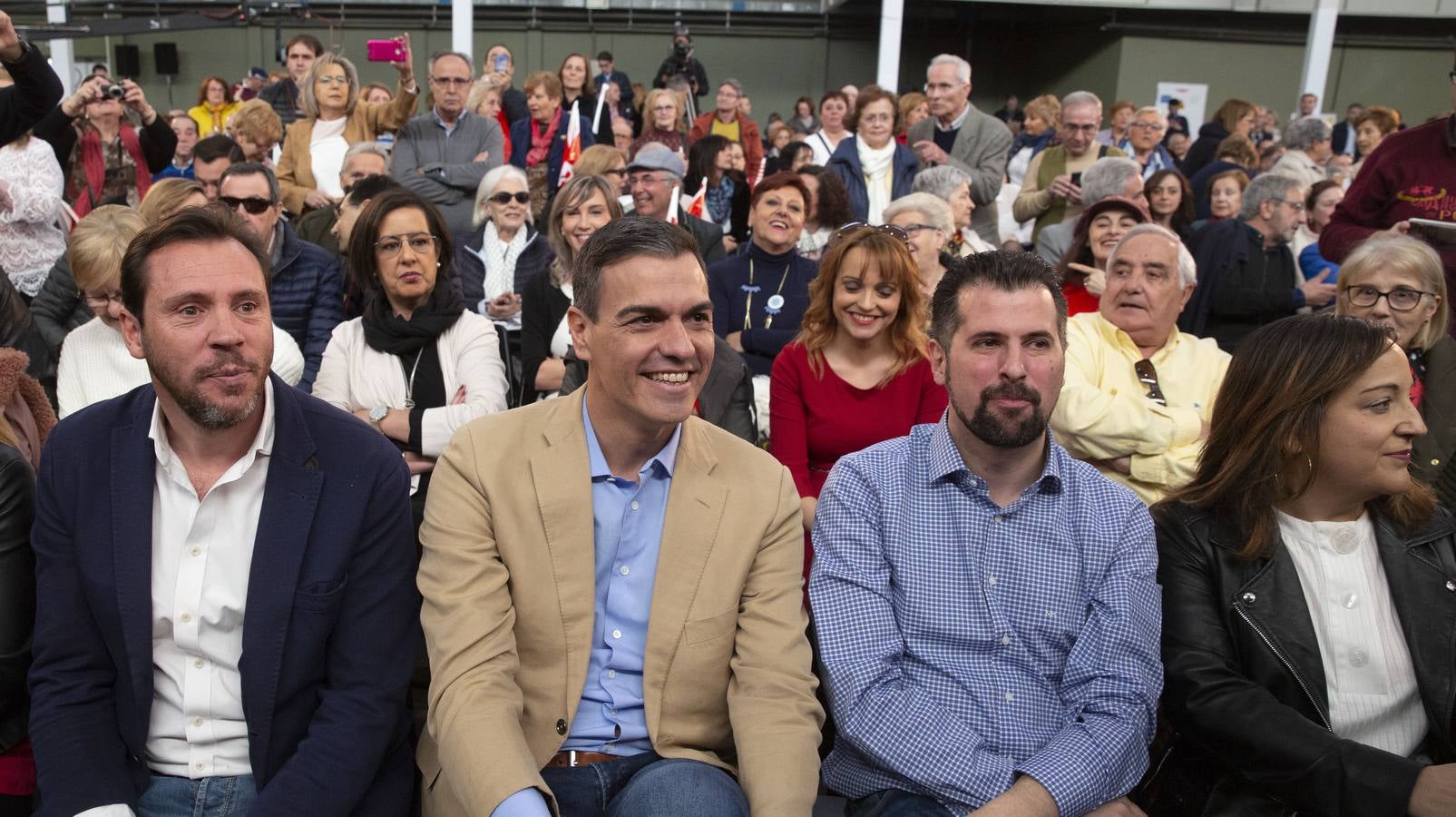 En la Feria de Muestras, donde tuvo lugar el encuentro, el líder del PSOE reivindicó al PSOE «como el partido que une, frente la confrontación, la mentira y la crispación de Ciudadanos y PP»