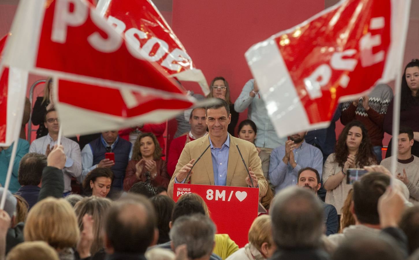 En la Feria de Muestras, donde tuvo lugar el encuentro, el líder del PSOE reivindicó al PSOE «como el partido que une, frente la confrontación, la mentira y la crispación de Ciudadanos y PP»