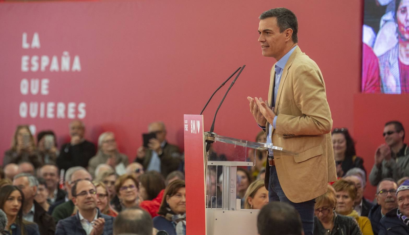 En la Feria de Muestras, donde tuvo lugar el encuentro, el líder del PSOE reivindicó al PSOE «como el partido que une, frente la confrontación, la mentira y la crispación de Ciudadanos y PP»