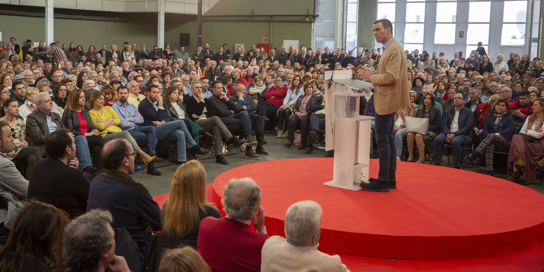 En la Feria de Muestras, donde tuvo lugar el encuentro, el líder del PSOE reivindicó al PSOE «como el partido que une, frente la confrontación, la mentira y la crispación de Ciudadanos y PP»