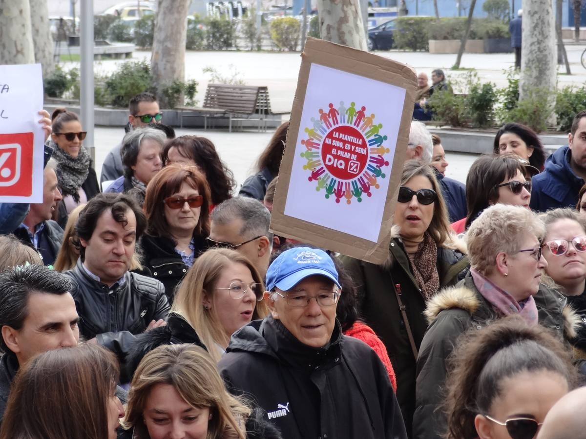 La plantilla se moviliza ante el anuncio de la cadena de despedir al 12% de la plantilla, que en la provincia alcanza los 446 empleados