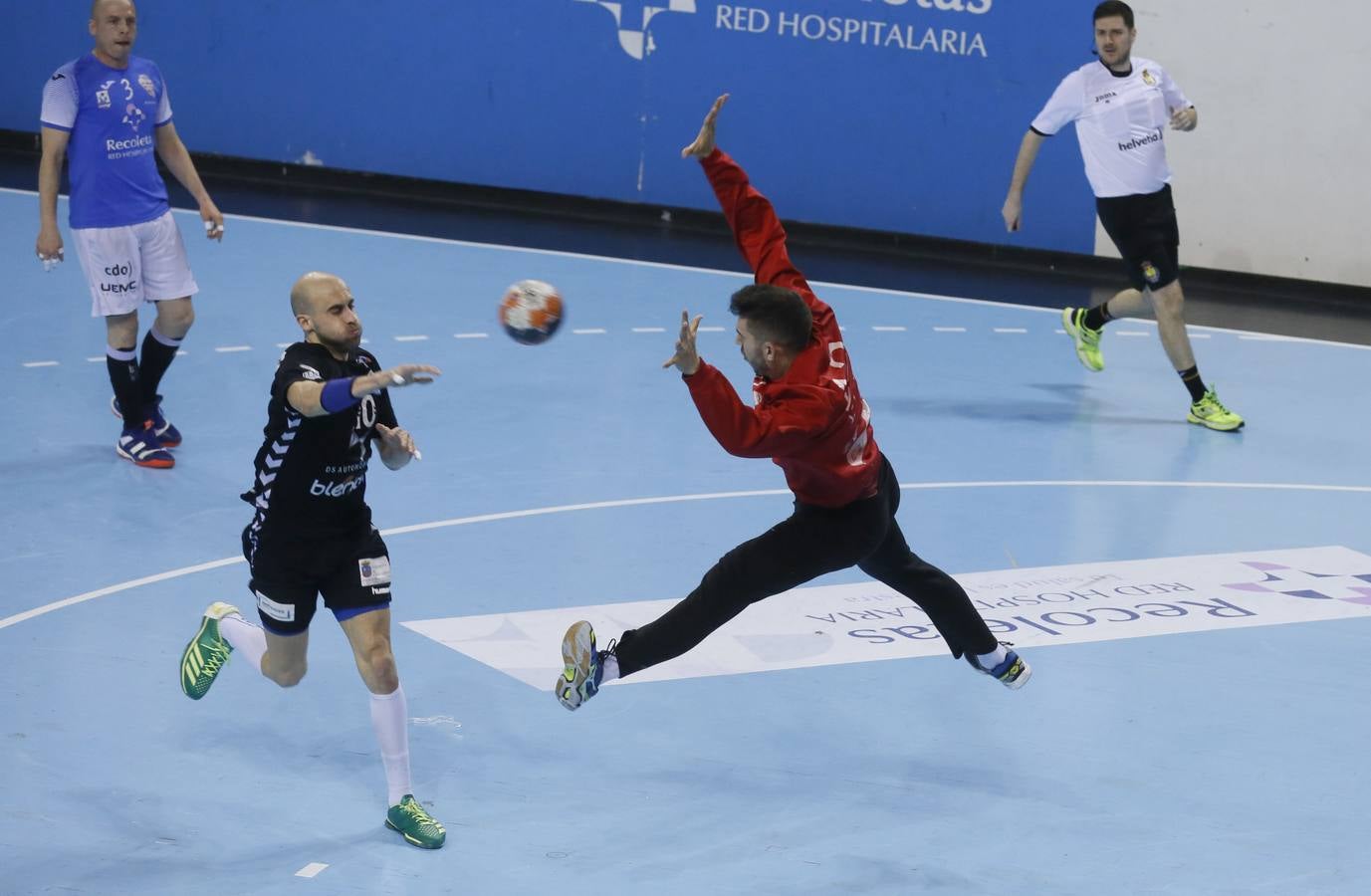 El equipo vallisoletano derrota al conjunto cántabro gracias a su buena defensa y a sus momentos de fluidez en ataque