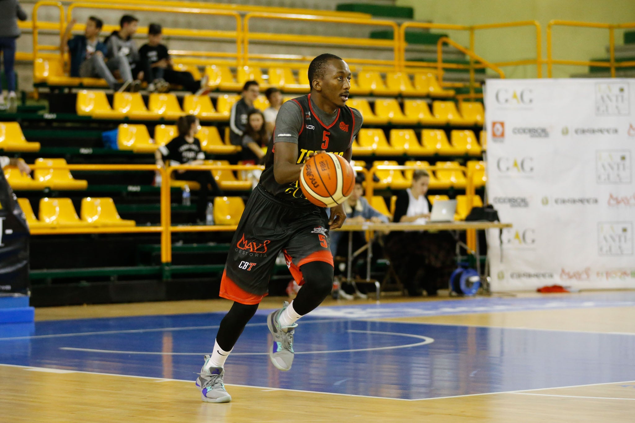 El equipo salmantino suma su quinta victoria y abandona el farolillo rojo del grupo de la permanencia