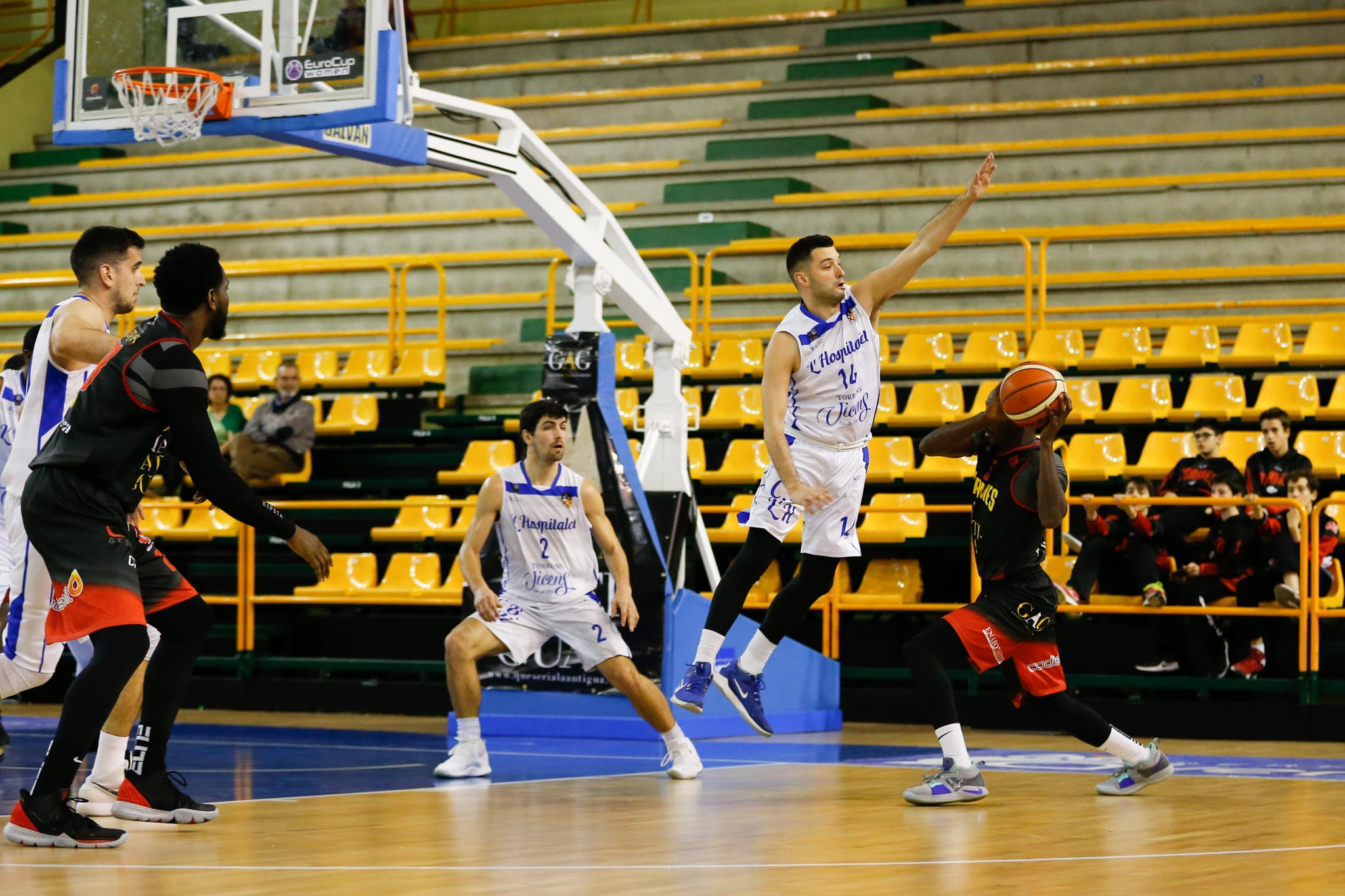 El equipo salmantino suma su quinta victoria y abandona el farolillo rojo del grupo de la permanencia