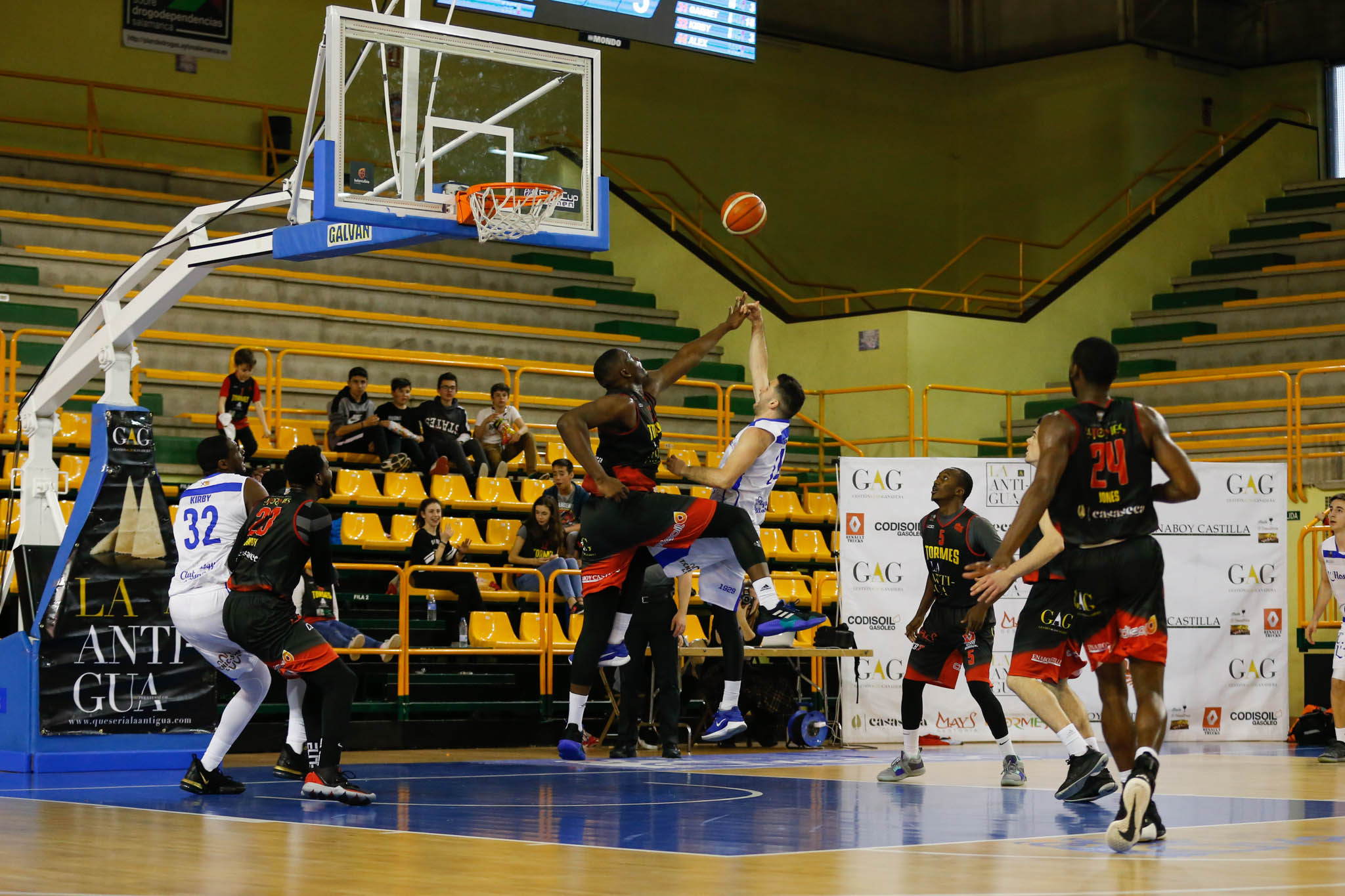 El equipo salmantino suma su quinta victoria y abandona el farolillo rojo del grupo de la permanencia