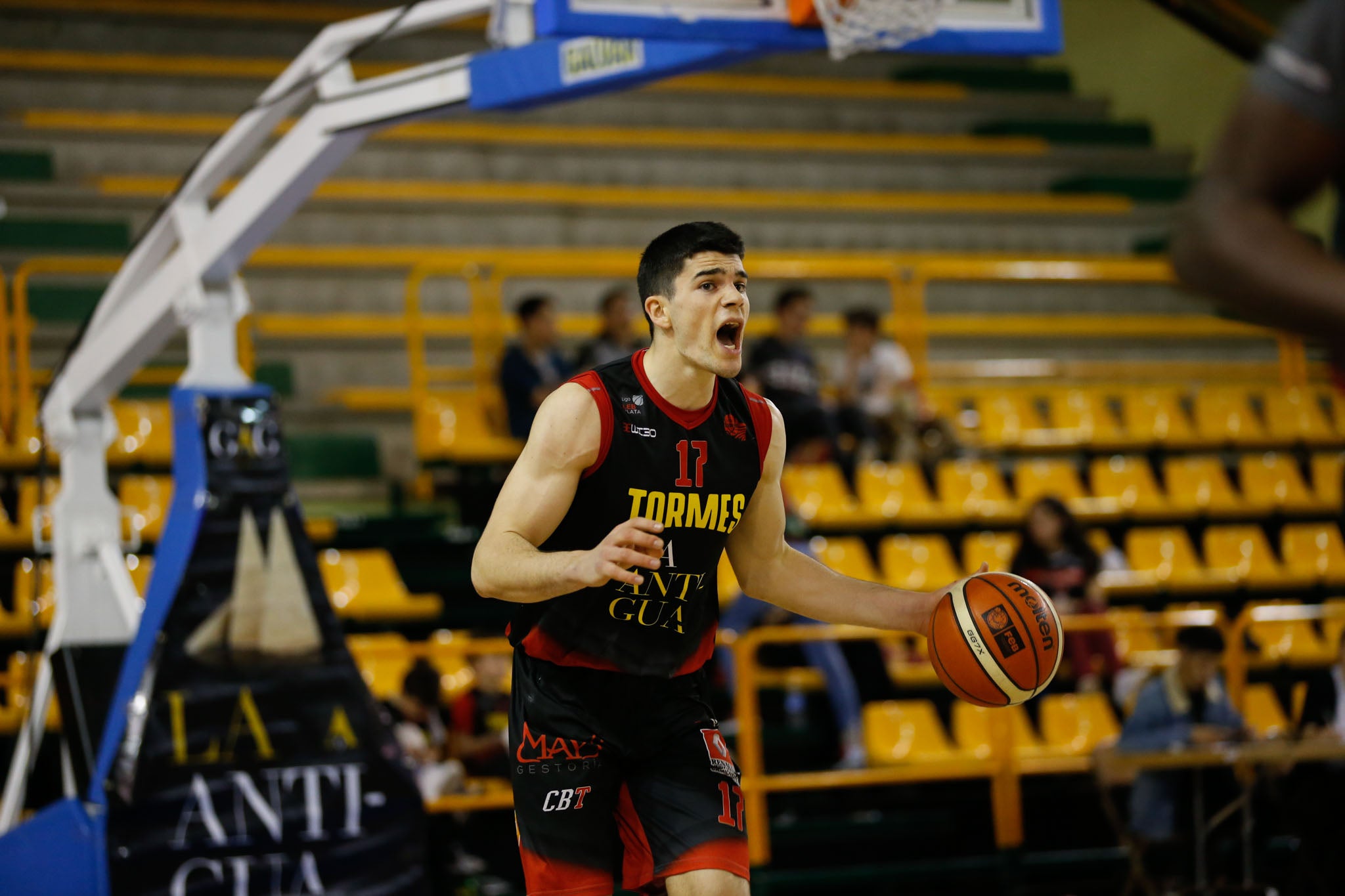 El equipo salmantino suma su quinta victoria y abandona el farolillo rojo del grupo de la permanencia