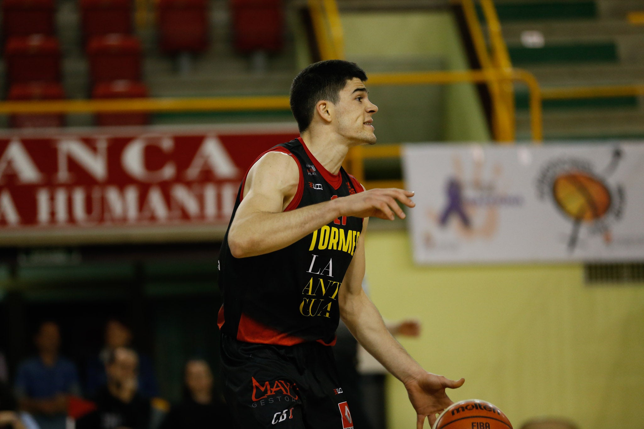 El equipo salmantino suma su quinta victoria y abandona el farolillo rojo del grupo de la permanencia