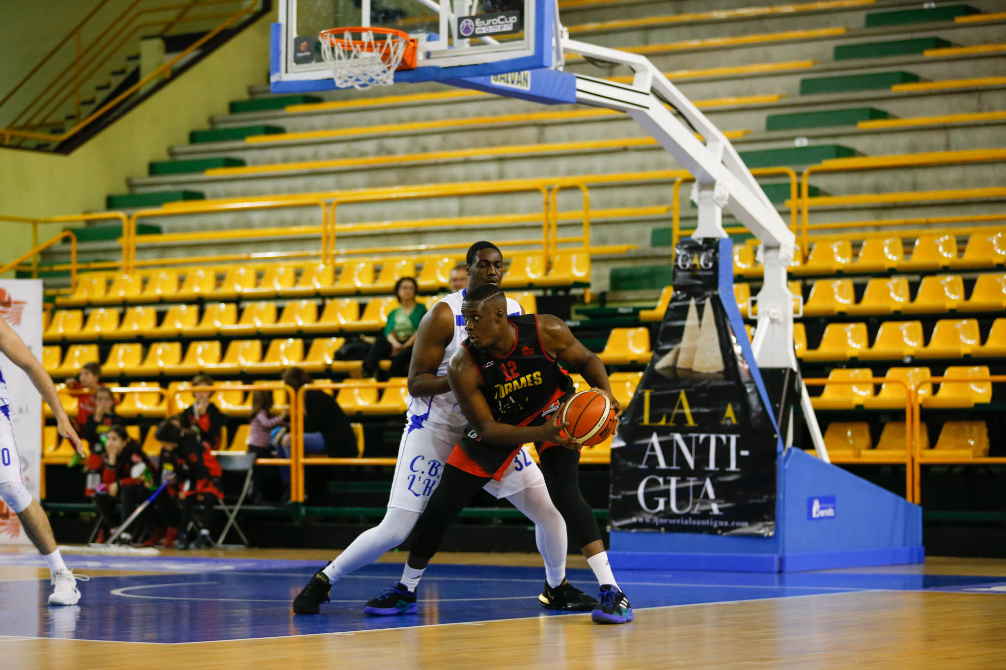 El equipo salmantino suma su quinta victoria y abandona el farolillo rojo del grupo de la permanencia