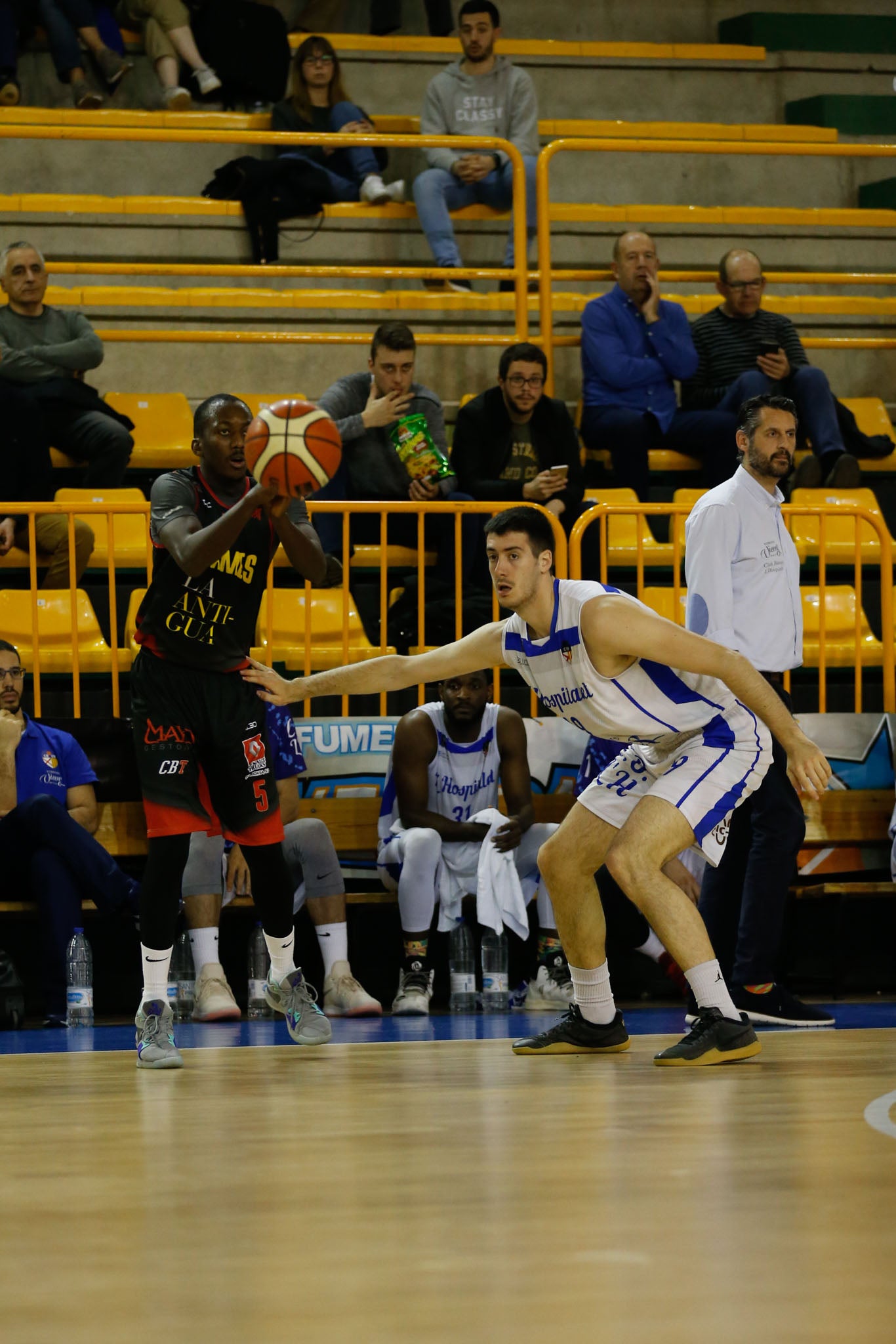 El equipo salmantino suma su quinta victoria y abandona el farolillo rojo del grupo de la permanencia