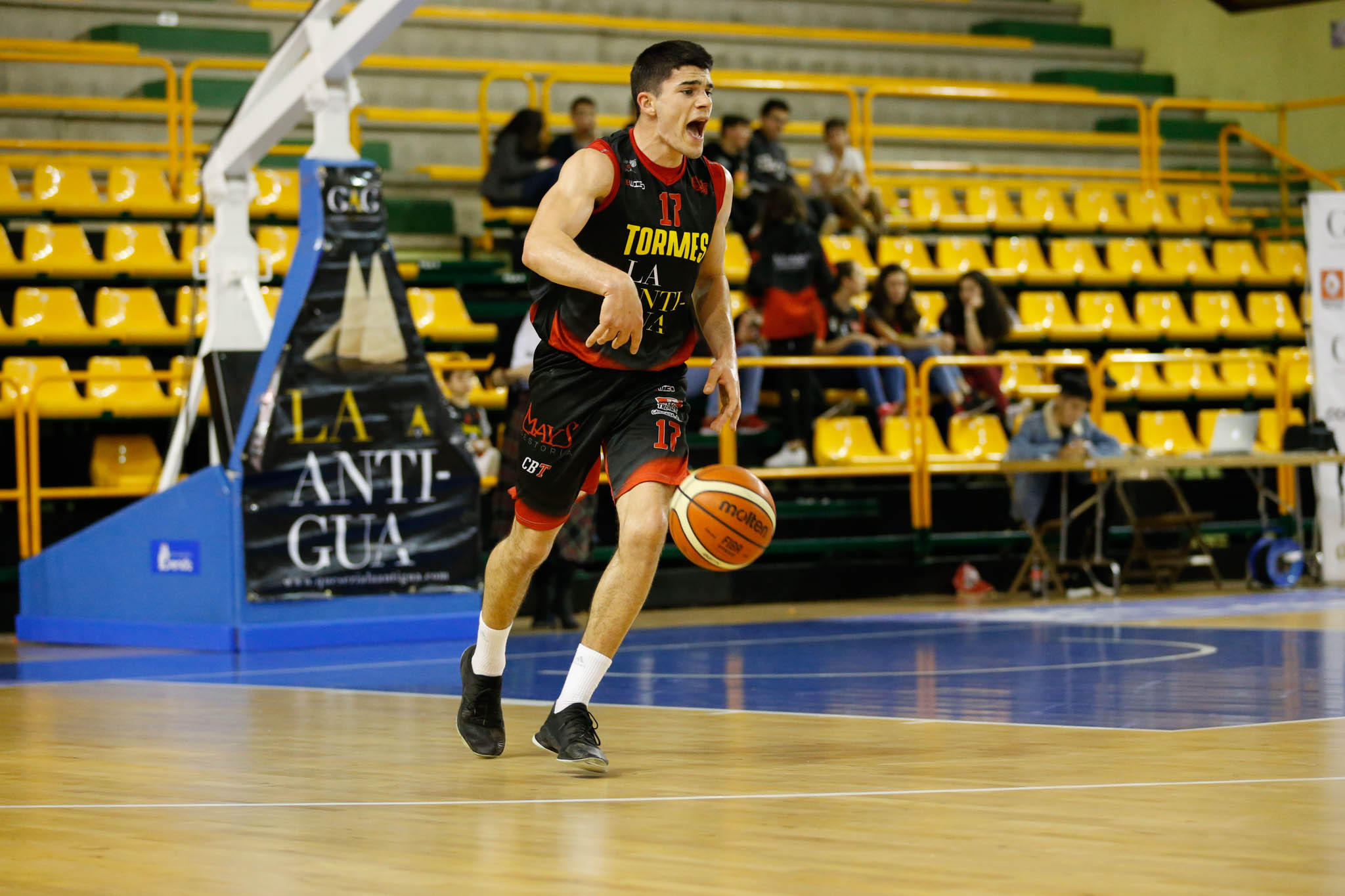 El equipo salmantino suma su quinta victoria y abandona el farolillo rojo del grupo de la permanencia