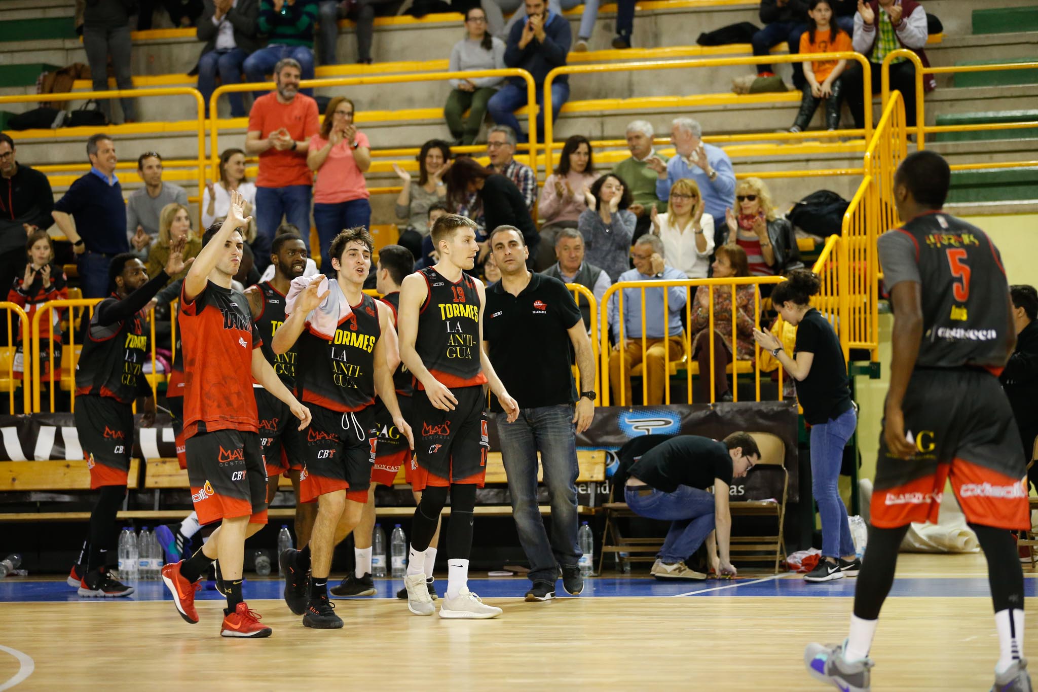 El equipo salmantino suma su quinta victoria y abandona el farolillo rojo del grupo de la permanencia