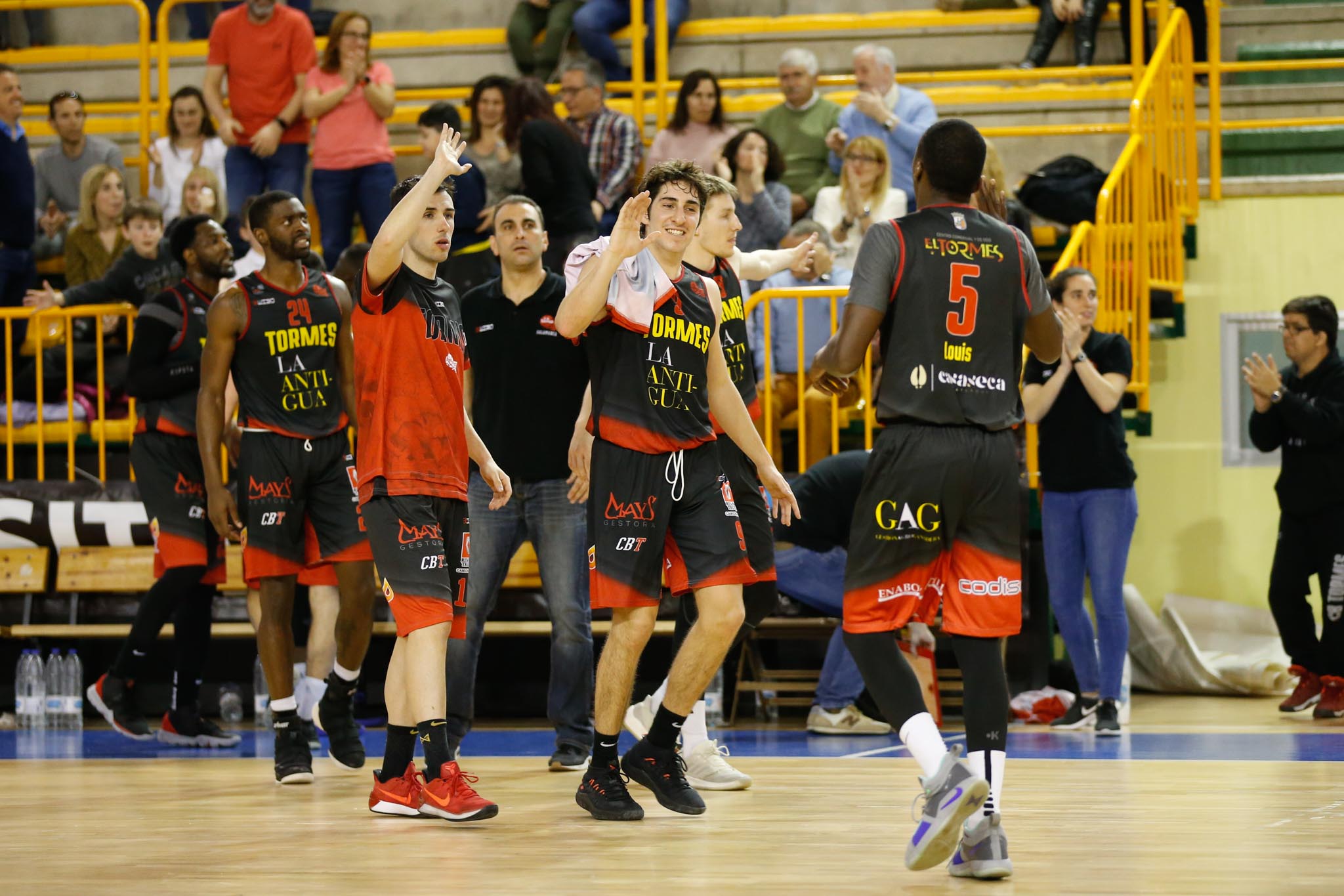 El equipo salmantino suma su quinta victoria y abandona el farolillo rojo del grupo de la permanencia
