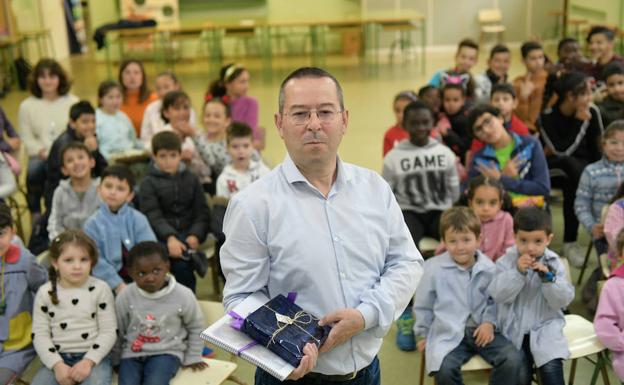 Alberto Gómez, entre los alumnos del José Zorrilla. 
