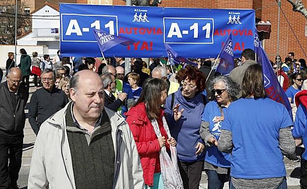 Participantes en la protesta para reclamar la Autovía del Duero, en Peñafiel. 