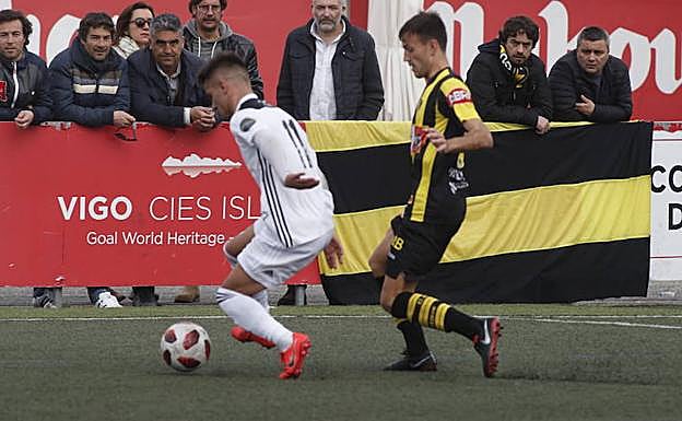 Una acción del partido entre el Rápido de Bouzas y el Salamanca CF. 