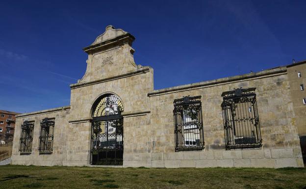 Puerta principal del antiguo cuartel Julián Sánchez, junto a la que se colocará el monolito.