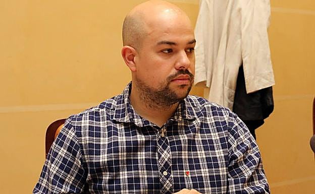 El portavoz de IU, Ángel Galindo, durante un pleno del Ayuntamiento de Segovia. 