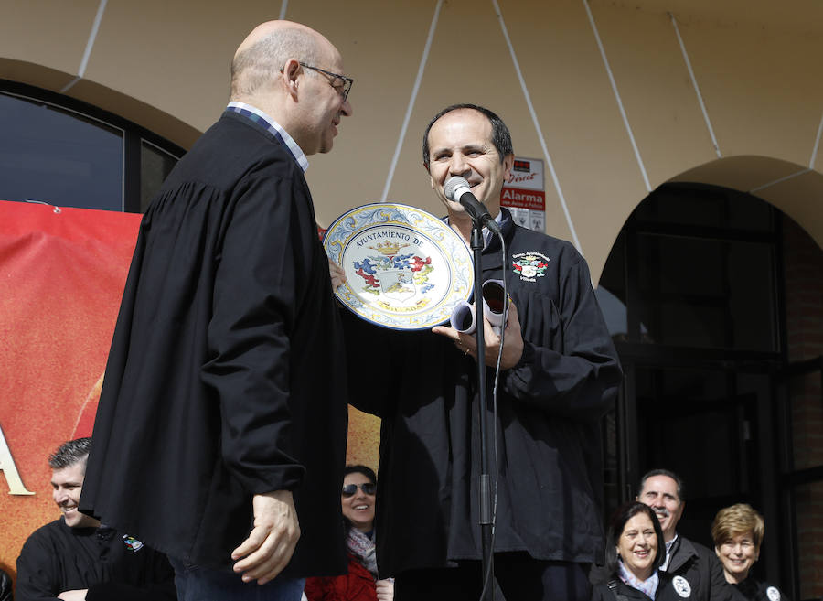 Carlos Bustillo, con el blusón de mondonguero.