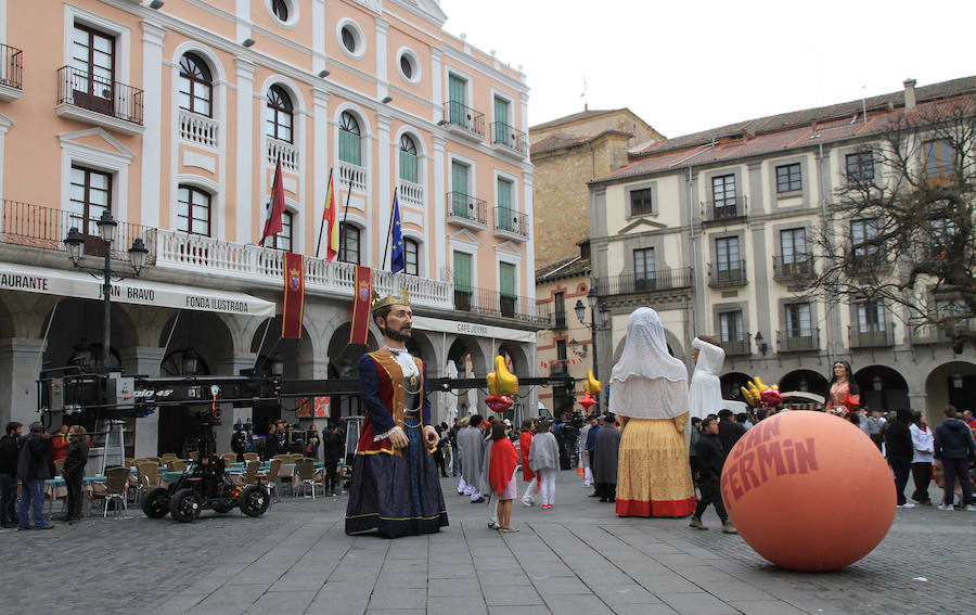 Fotos: Rodaje de una película china en la Plaza Mayor de Segovia