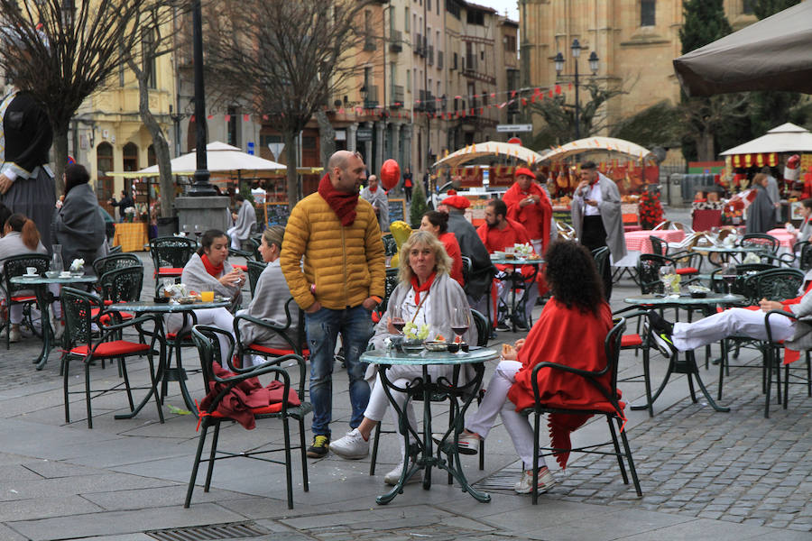 Fotos: Rodaje de una película china en la Plaza Mayor de Segovia