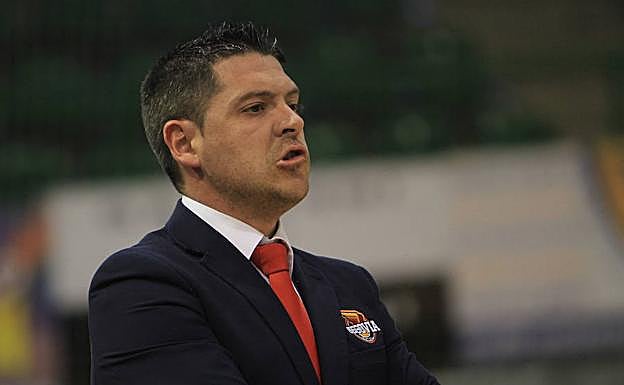 Diego Gacimartín, con gesto serio, durante el partido frente al Cartagena.