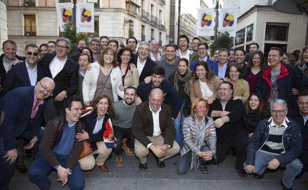 Francisco Igea posa rodeado de partidarios de su candidatura en la calle Santiago de Valladolid. 