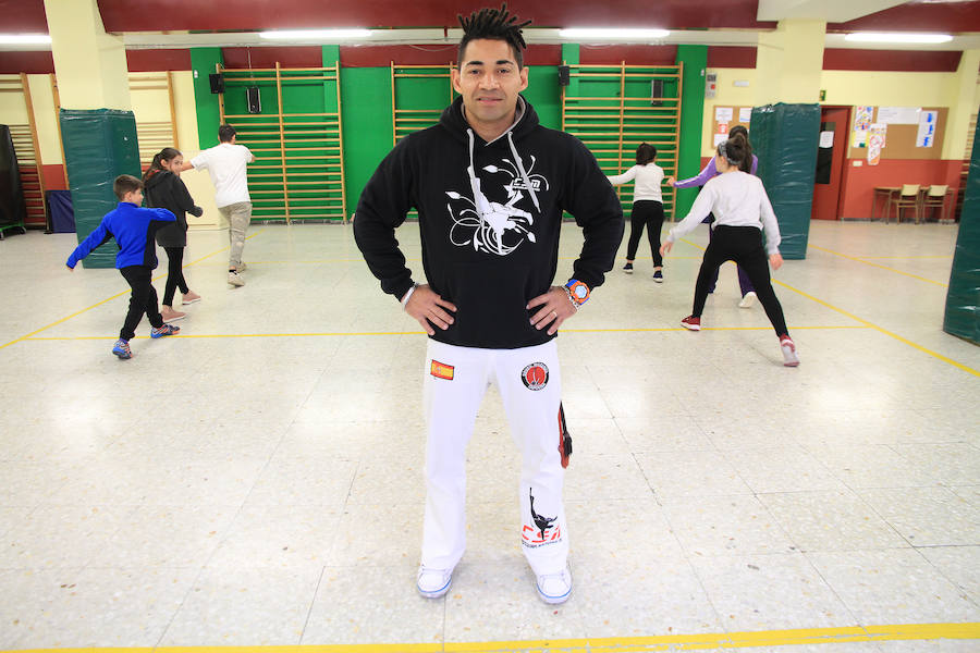 Flavio Oliveira, leyenda mundial de la capoeira, en su local de la calle Corta.