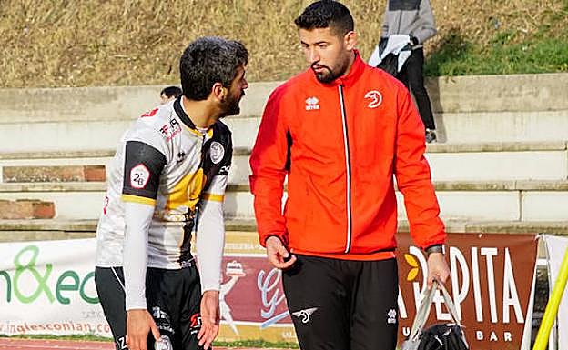 Pau Cendrós, poco después de lesionarse, junto al fisio Pedro Vicente.