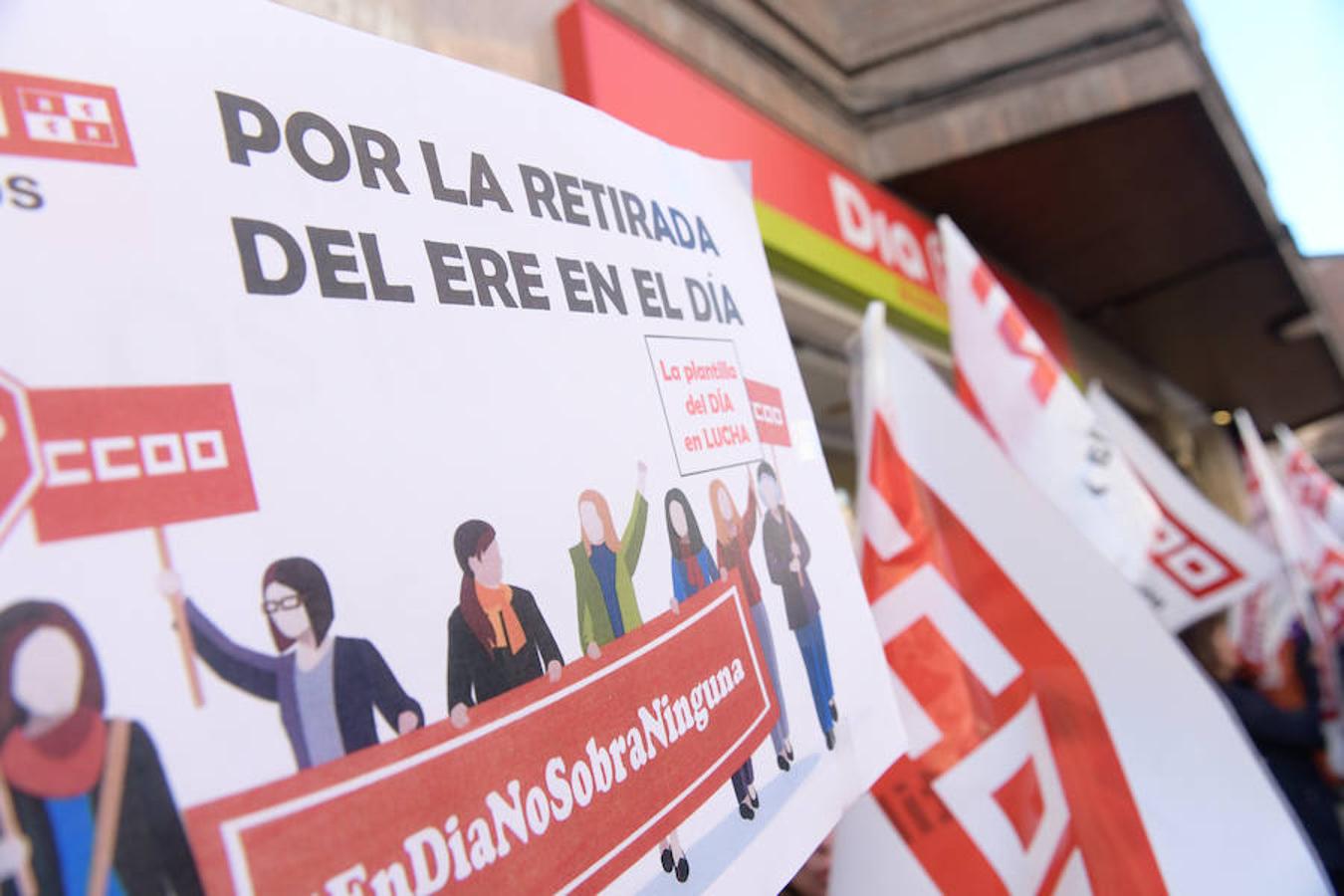 Una treintena de delegados sindicales se concentraron hoy miércoles en Valladolid para exigir la retirada del Expediente de Extinción de Empleo de Supermercados DIA, que afecta en Castilla y León a 1.140 trabajadores de la compañía.