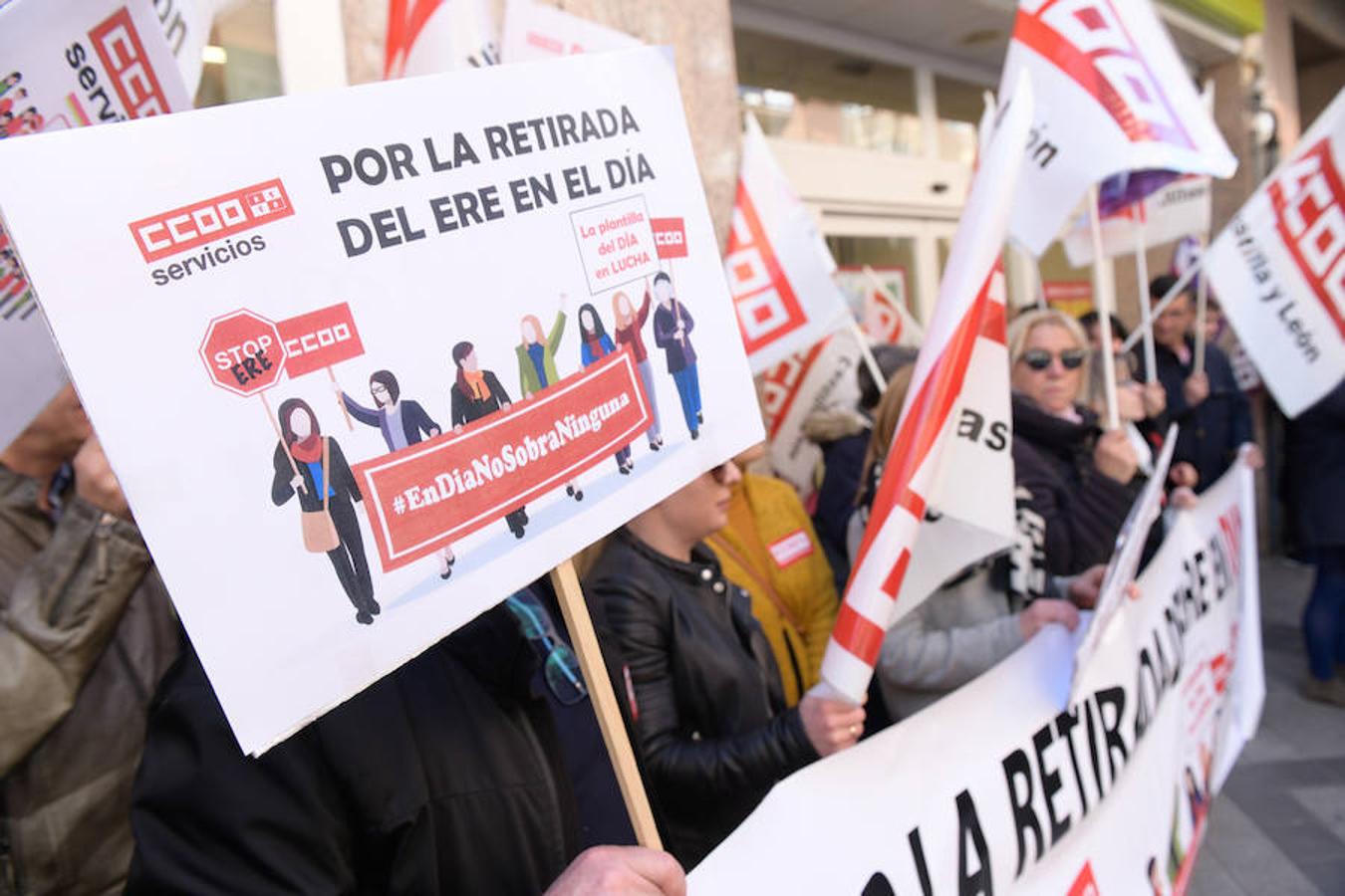 Una treintena de delegados sindicales se concentraron hoy miércoles en Valladolid para exigir la retirada del Expediente de Extinción de Empleo de Supermercados DIA, que afecta en Castilla y León a 1.140 trabajadores de la compañía.