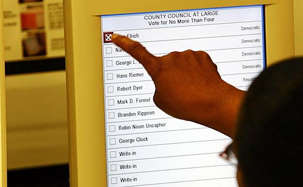 Voto electrónico en unas elecciones legislativas norteamericanas. 