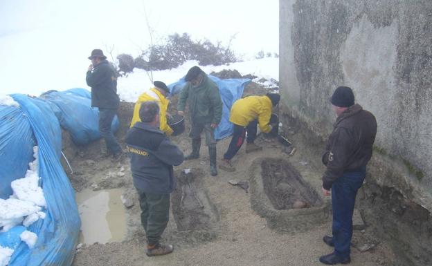 Juan Ángel (a la derecha, de espaldas) asiste a la exhumación de los restos de dos cadáveres en 2010. El ADN ha demostrado que uno de ellos era su abuelo, pero él no ha llegado a saberlo. Murió en 2014. 