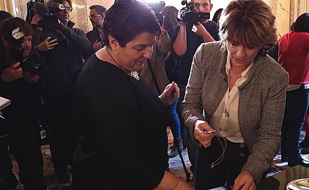 La ministra de Justicia (derecha), junto a la alcaldesa de Segovia en su visita al Ayuntamiento. 