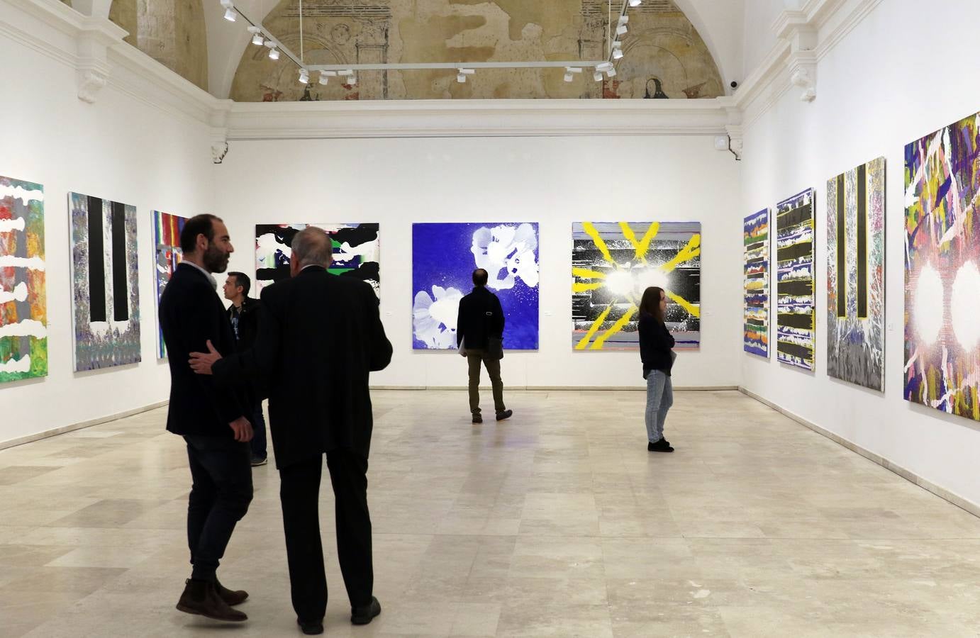 La Capilla del Museo acoge dos esculturas del arquitecto mientras que 19 lienzos de gran formato llenan la Sala 9 con la exposición 'Figuras simultáneas'