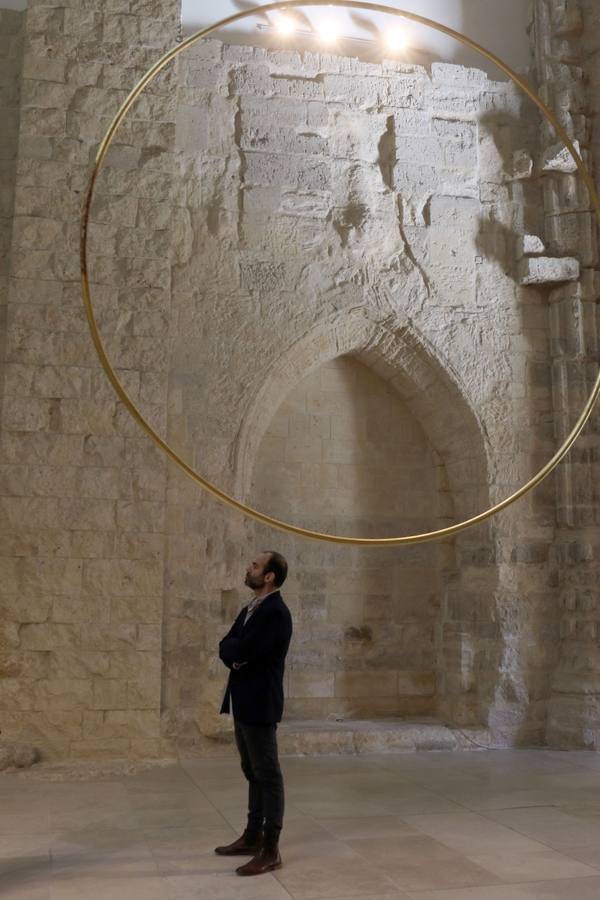 La Capilla del Museo acoge dos esculturas del arquitecto mientras que 19 lienzos de gran formato llenan la Sala 9 con la exposición 'Figuras simultáneas'