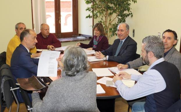 Reunión de la mesa del Diálogo Social municipal en el despacho del concejal Antonio Gato. 