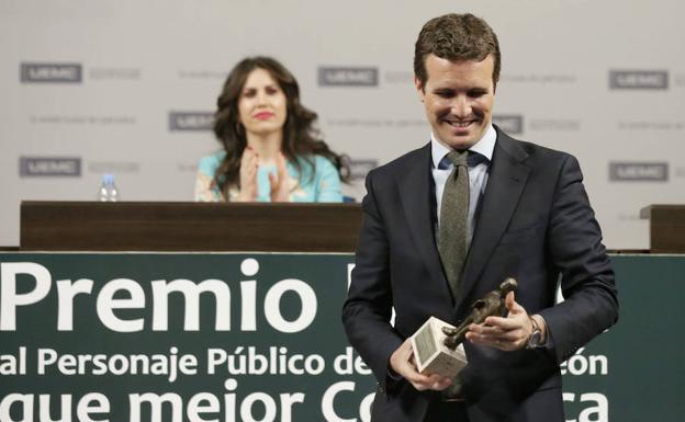 Casado recoge el premio en la UEMC.