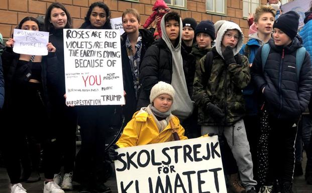 Greta Thunberg, activista ambiental de 16 años sueca, asiste a una protesta junto al parlamento de Suecia en Estocolmo.