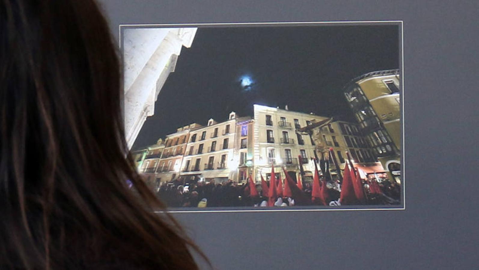 El patio del Palacio Real de Valladolid acoge desde el viernes y hasta el próximo 24 de marzo una exposición fotográfica sobre la Semana Santa de la localidad italiana de Apulia.