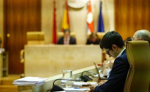 El portavoz socialista José Luis Mateos, en un momento de la sesión plenaria. Al fondo, el alcalde Carlos García Carbayo. 