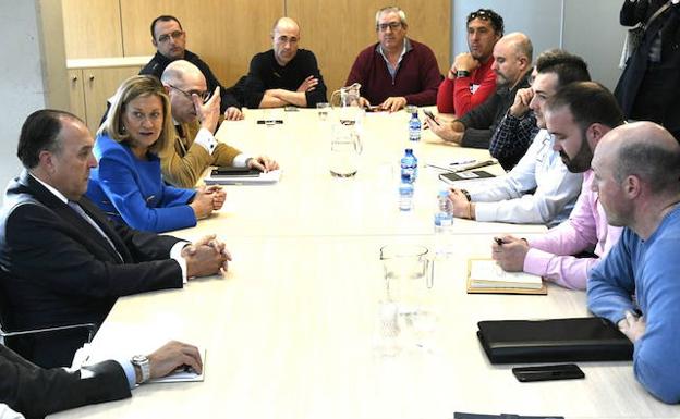 Del Olmo y el administrador único de Imedexsa, Gregorio Peña, con el comité de empresa.