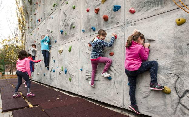Un grupo de niñas practica la escalada en el rocódromo de La Albuera.