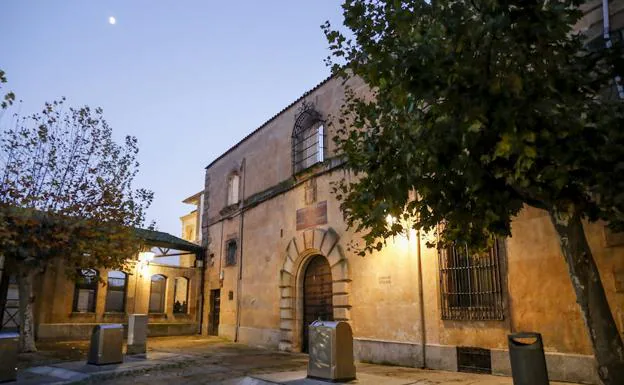 Fachada de los restos del Colegio-Seminario de Carvajal, situados en la plaza homónima. 