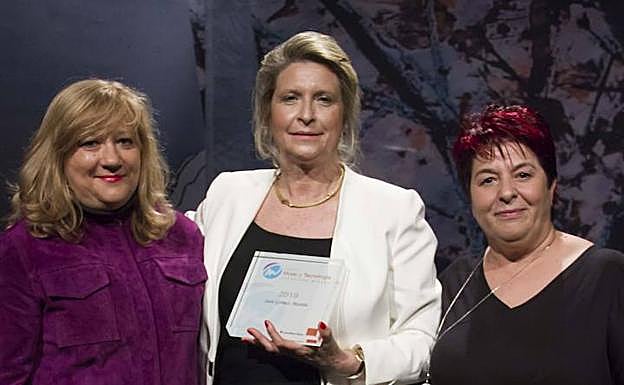 Teresa Serrano, Sara Gómez y la alcaldesa Clara Luquero, en la entrega del Premio de la Fundación Orange. 