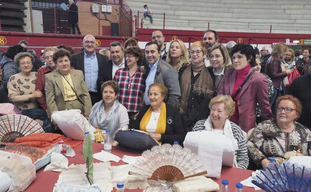 El presidente de la Diputación, Jesús Julio Carnero, visitó ayer el VI Encuentro de Bolillos y Vainicas en Arroyo. 