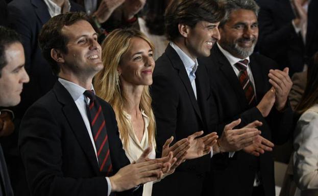 El presidente del PP, Pablo Casado, junto a Cayetana Álvarez de Toledo, Pablo Montesinos y Juan José Cortés.