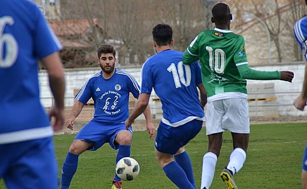 Alberto Cáceres corta el balón en defensa en el encuentro disputado en Santa Clara. 