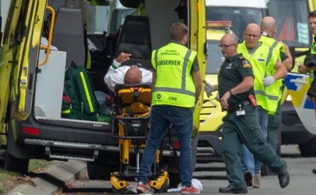 Un herido es trasladado en ambulancia tras la masacre de Nueva Zelanda.